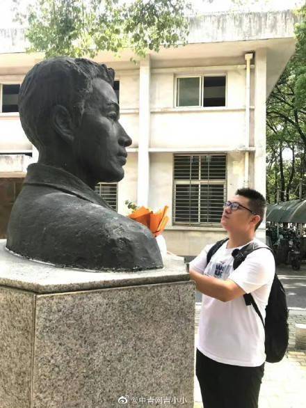 31岁研究生报到后与父亲雕像合影 (图1) 31岁研究生报到后与父亲雕像合影 (图1)
