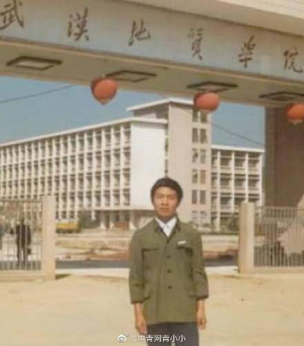 31岁研究生报到后与父亲雕像合影 (图2) 31岁研究生报到后与父亲雕像合影 (图2)