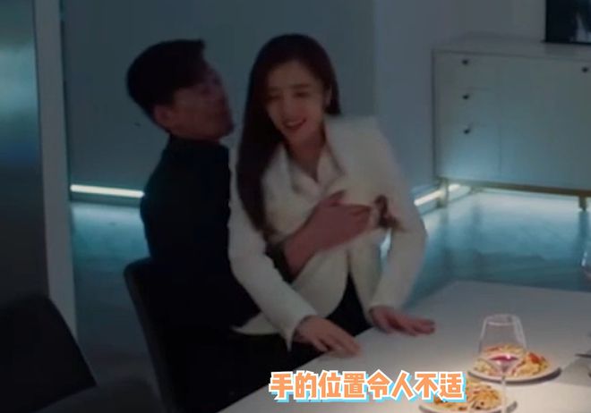 张翰新剧里疑对女演员咸猪手 扯对方内衣带被骂上热搜(图3) 张翰新剧里疑对女演员咸猪手 扯对方内衣带被骂上热搜(图3)