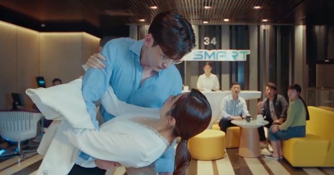 张翰新剧里疑对女演员咸猪手 扯对方内衣带被骂上热搜(图7) 张翰新剧里疑对女演员咸猪手 扯对方内衣带被骂上热搜(图7)