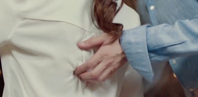 张翰新剧里疑对女演员咸猪手 扯对方内衣带被骂上热搜(图8) 张翰新剧里疑对女演员咸猪手 扯对方内衣带被骂上热搜(图8)