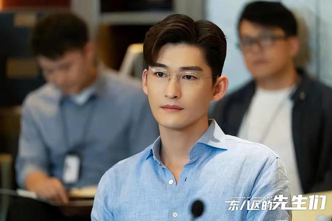 张翰新剧里疑对女演员咸猪手 扯对方内衣带被骂上热搜(图11) 张翰新剧里疑对女演员咸猪手 扯对方内衣带被骂上热搜(图11)