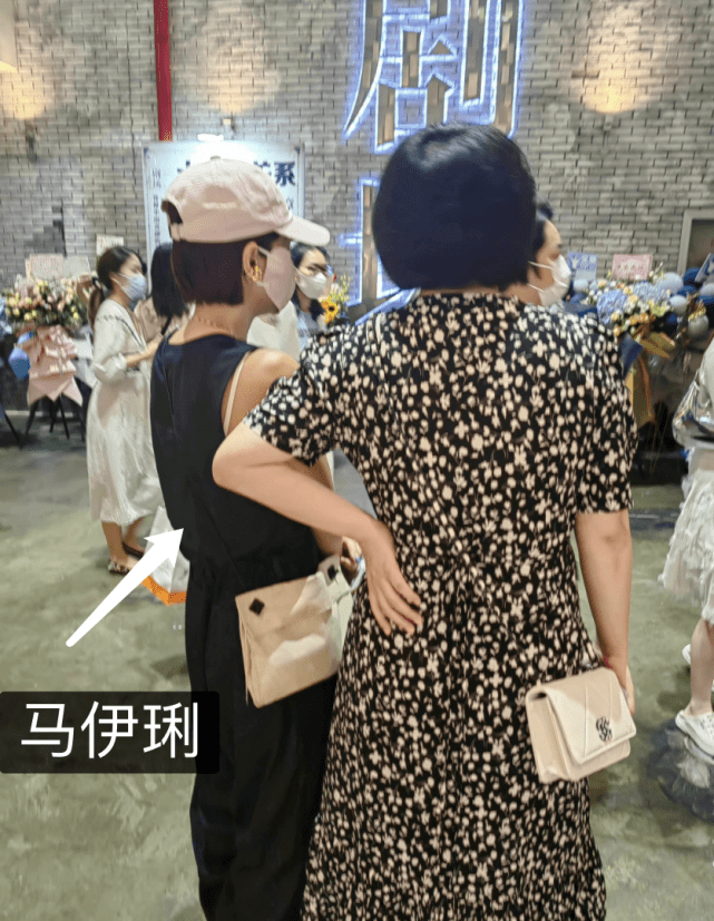 马伊琍现身支持文章新话剧 离婚后二人关系仍不错 (图2) 马伊琍现身支持文章新话剧 离婚后二人关系仍不错 (图2)