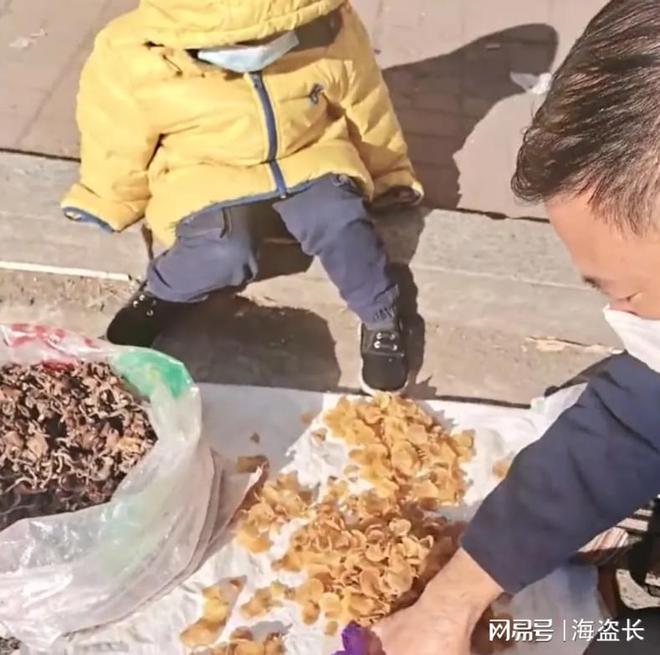 单亲妈妈冷风中带女儿路边卖干菜,女儿的一句话,大哥把菜全买下(图3) 单亲妈妈冷风中带女儿路边卖干菜,女儿的一句话,大哥把菜全买下(图3)