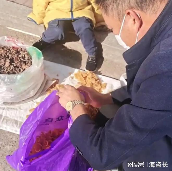 单亲妈妈冷风中带女儿路边卖干菜,女儿的一句话,大哥把菜全买下(图5) 单亲妈妈冷风中带女儿路边卖干菜,女儿的一句话,大哥把菜全买下(图5)