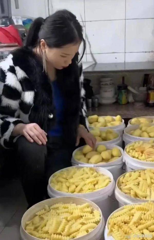 夫妻档小吃摊日收近万元?网友酸了!面对质疑,摊主算了一笔账 (图3) 夫妻档小吃摊日收近万元?网友酸了!面对质疑,摊主算了一笔账 (图3)