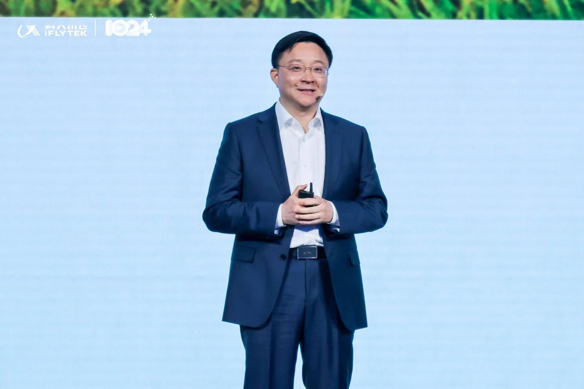 科大讯飞1024开发者节:星火认知大模型V3.0首发亮相,七大能力全面升级 (图1) 科大讯飞1024开发者节:星火认知大模型V3.0首发亮相,七大能力全面升级 (图1)