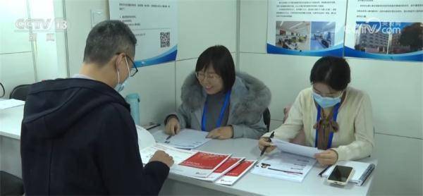 全国多地组织举办人才招聘活动 吸引科研人才及高校毕业生 (图2) 全国多地组织举办人才招聘活动 吸引科研人才及高校毕业生 (图2)