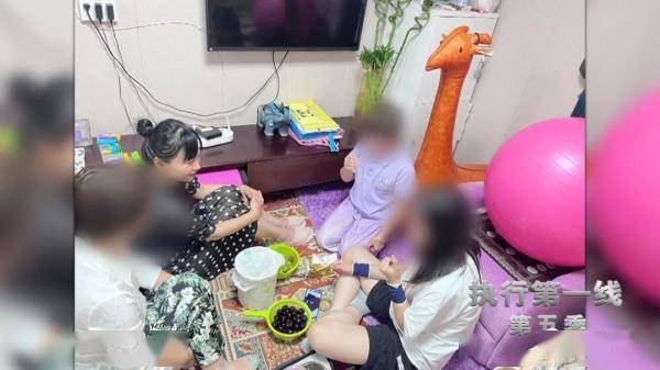 夫妻假离婚成真,男子另娶新欢,女儿不肯见妈妈!法官上门后父亲狂扇自己耳光 (图12) 夫妻假离婚成真,男子另娶新欢,女儿不肯见妈妈!法官上门后父亲狂扇自己耳光 (图12)