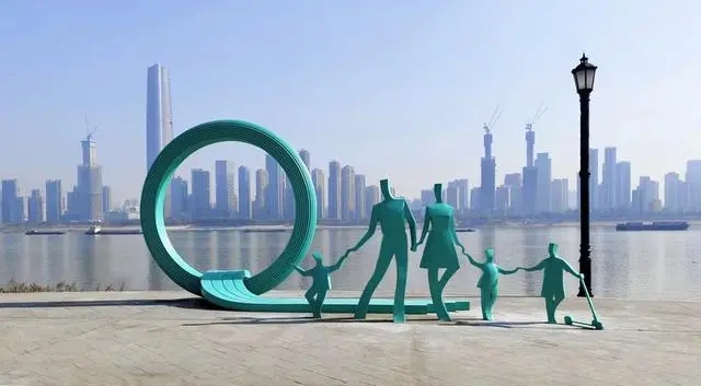 武汉一家三口的雕塑变成一家五口:“一孩变三孩”(图1) 武汉一家三口的雕塑变成一家五口:“一孩变三孩”(图1)